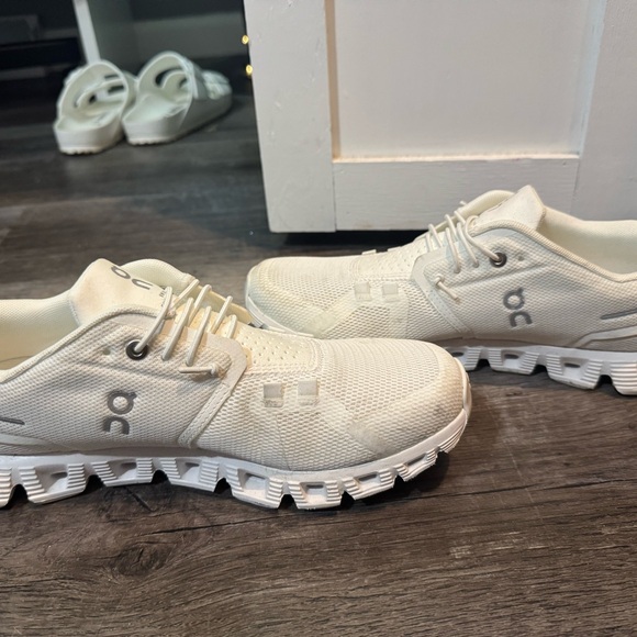 On Running White Athletic Shoes with Cloud Cushioning - Picture 3 of 8